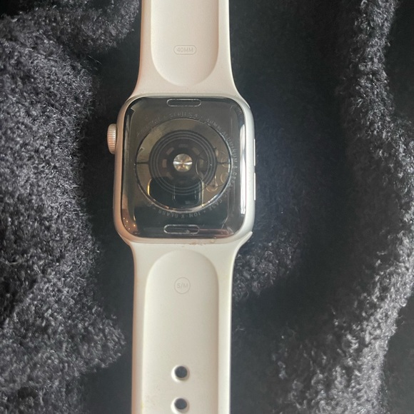 Apple 4 40mm watch with white band, wall charger and charger cord for watches. - Picture 2 of 4